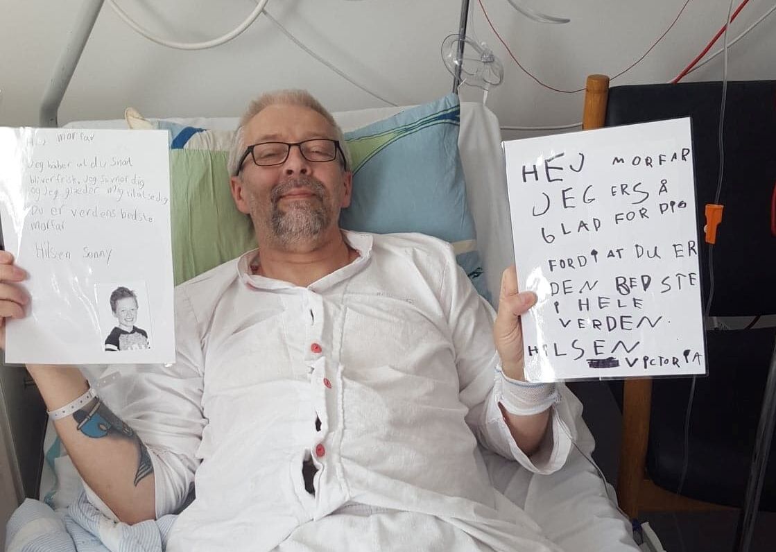 Lennart i hospitalsseng med breve fra sine børnenbørn